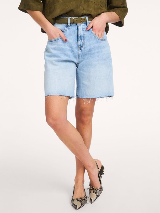 Ontdek de Lea denim bermuda short van Icon Denim in de kleur Lichtblauw bij Orangebag. Op werkdagen voor 21:45 besteld, morgen in huis.