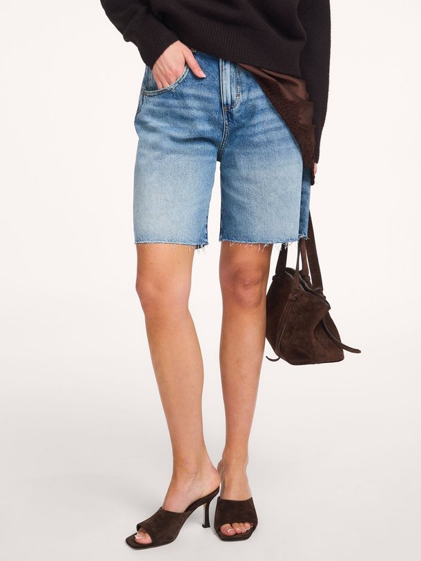Ontdek de Lea denim bermuda short van Icon Denim in de kleur Blauw bij Orangebag. Op werkdagen voor 21:45 besteld, morgen in huis.