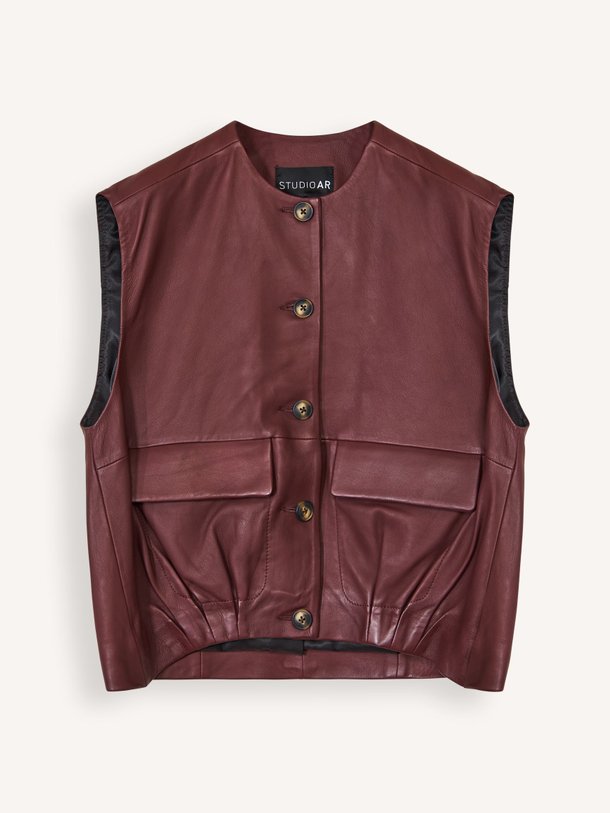 Ontdek de Daniela lederen gilet van Studio AR in de kleur Bordeauxrood bij Orangebag. Op werkdagen voor 21:45 besteld, morgen in huis.