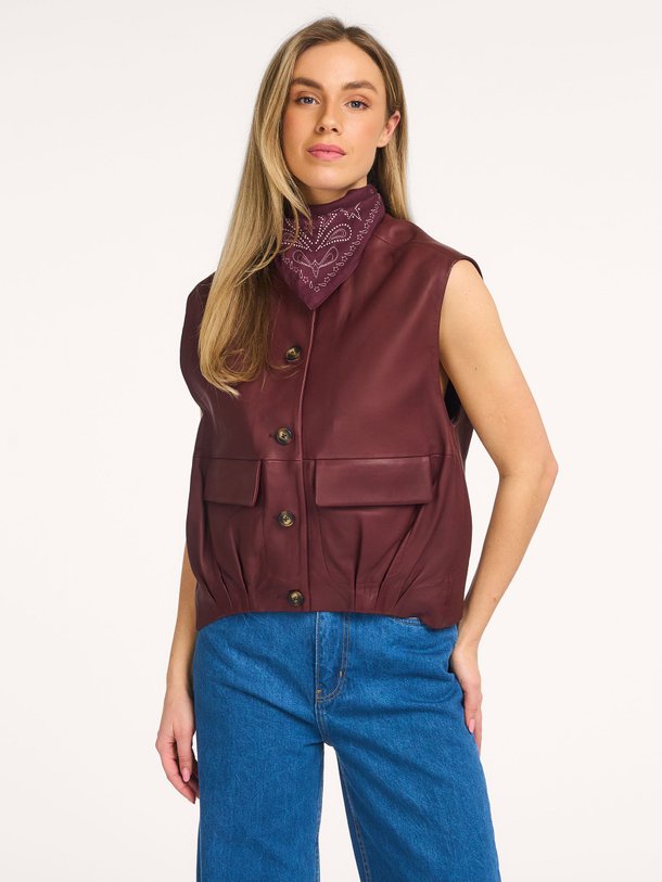 Ontdek de Daniela lederen gilet van Studio AR in de kleur Bordeauxrood bij Orangebag. Op werkdagen voor 21:45 besteld, morgen in huis.