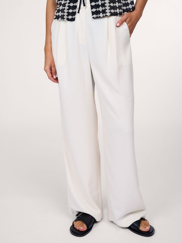 Ontdek de Karter viscosemix bouclé broek van Modstrom in de kleur off-white bij Orangebag. Op werkdagen voor 21:45 besteld, morgen in huis.