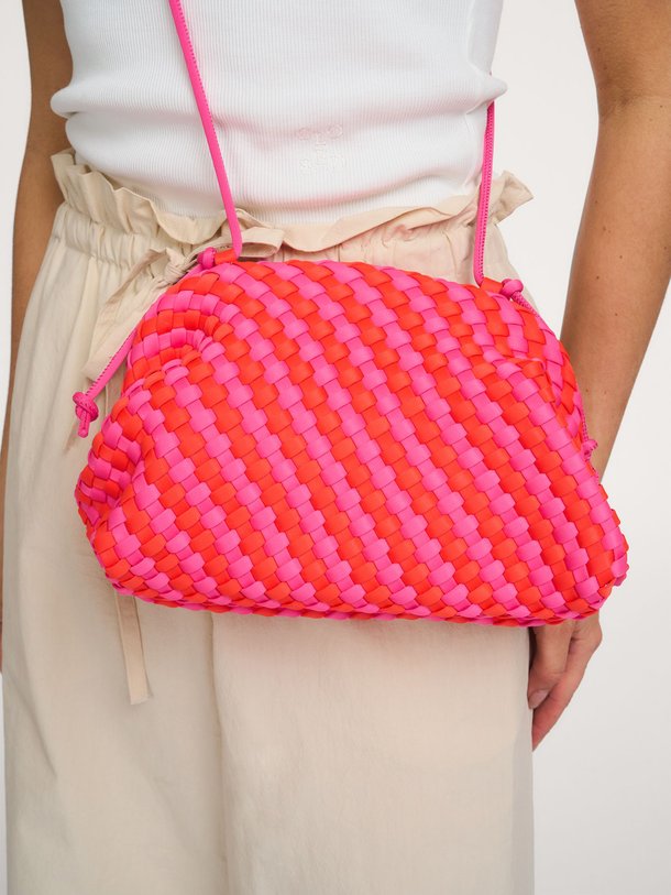Ontdek de Gevlochten pouch van Marrea in de kleur Roze bij Orangebag. Op werkdagen voor 21:45 besteld, morgen in huis.