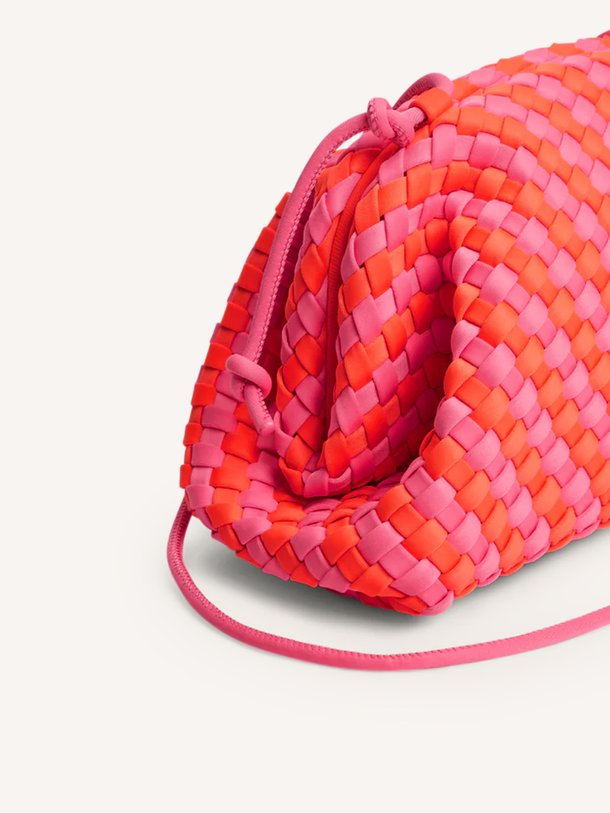 Ontdek de Gevlochten pouch van Marrea in de kleur Roze bij Orangebag. Op werkdagen voor 21:45 besteld, morgen in huis.