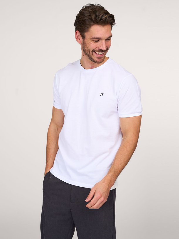 Ontdek de Katoenen piqué T-shirt met logo van Les Deux in de kleur wit bij Orangebag. Op werkdagen voor 21:45 besteld, morgen in huis.