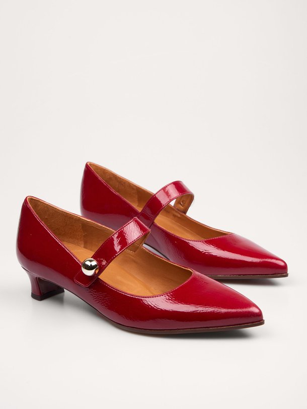 Ontdek de Hakar laklederen pumps van Chie Mihara in de kleur rood bij Orangebag. Op werkdagen voor 21:45 besteld, morgen in huis.