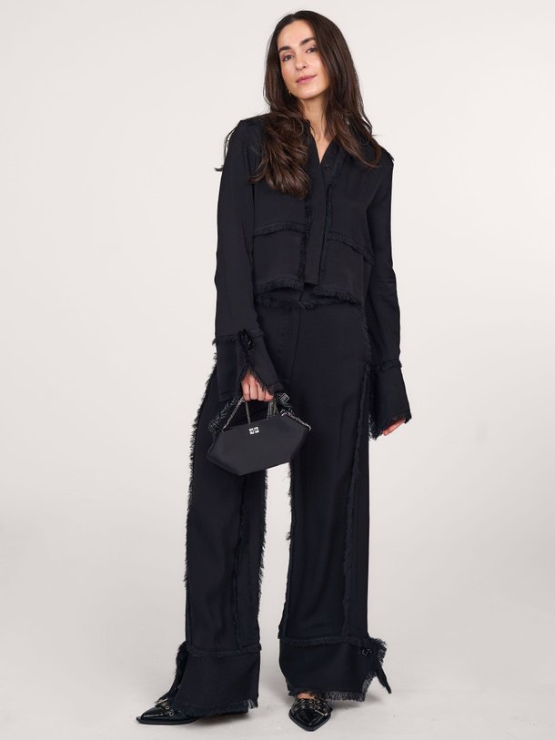 Ontdek de Theodor viscose wide leg broek met franjes van DAY Birger et Mikkelsen in de kleur zwart bij Orangebag. Op werkdagen voor 21:45 besteld, morgen in huis.