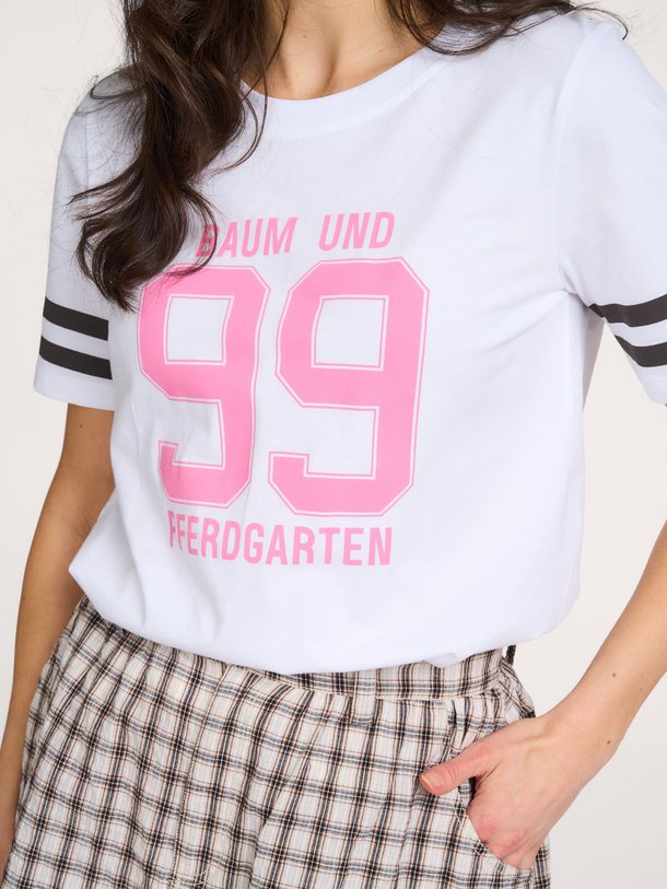 Ontdek de Jawo organic cotton T-shirt met print van Baum und Pferdgarten in de kleur Wit bij Orangebag. Op werkdagen voor 21:45 besteld, morgen in huis.
