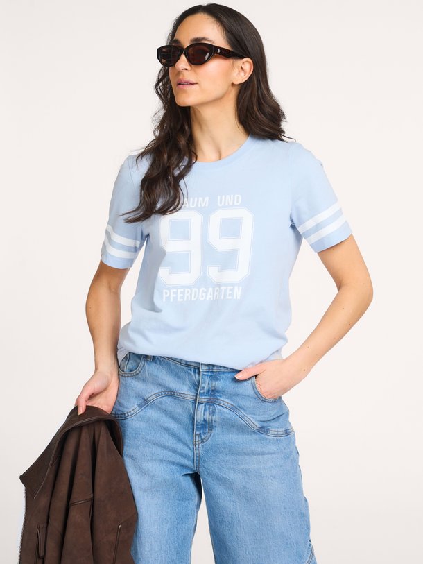 Ontdek de Jawo organic cotton T-shirt met print van Baum und Pferdgarten in de kleur Lichtblauw bij Orangebag. Op werkdagen voor 21:45 besteld, morgen in huis.