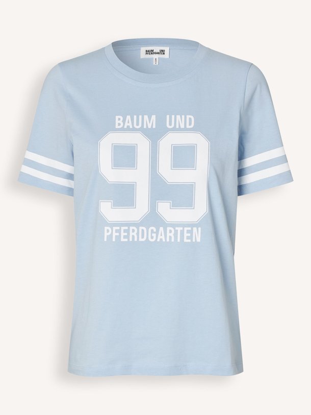 Ontdek de Jawo organic cotton T-shirt met print van Baum und Pferdgarten in de kleur Lichtblauw bij Orangebag. Op werkdagen voor 21:45 besteld, morgen in huis.