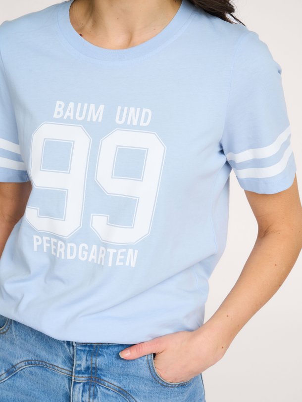 Ontdek de Jawo organic cotton T-shirt met print van Baum und Pferdgarten in de kleur Lichtblauw bij Orangebag. Op werkdagen voor 21:45 besteld, morgen in huis.