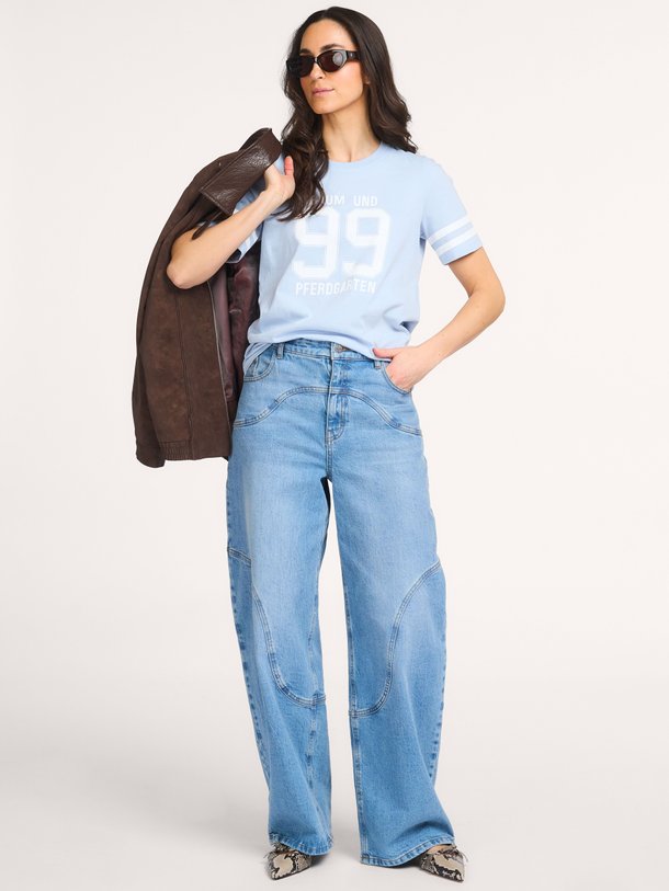 Ontdek de Jawo organic cotton T-shirt met print van Baum und Pferdgarten in de kleur Lichtblauw bij Orangebag. Op werkdagen voor 21:45 besteld, morgen in huis.
