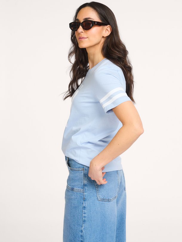 Ontdek de Jawo organic cotton T-shirt met print van Baum und Pferdgarten in de kleur Lichtblauw bij Orangebag. Op werkdagen voor 21:45 besteld, morgen in huis.