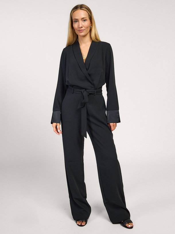 Ontdek de Yael geweven jumpsuit van Freebird in de kleur zwart bij Orangebag. Op werkdagen voor 21:45 besteld, morgen in huis.