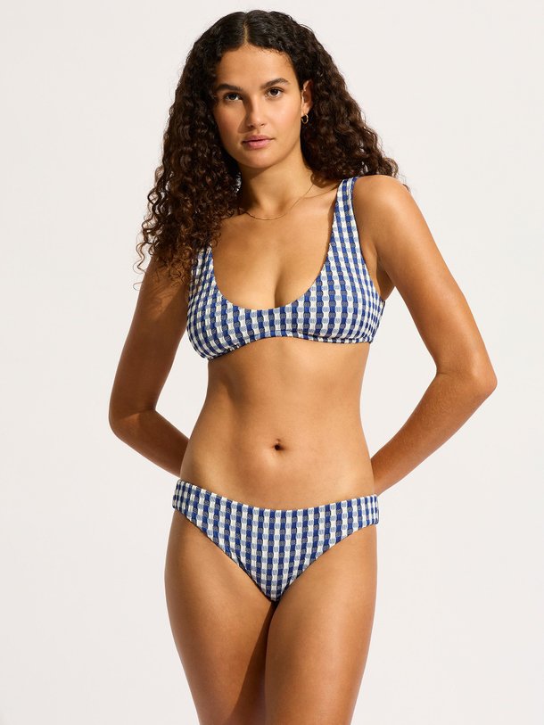Ontdek de Bella Hipster Pant van Seafolly in de kleur blauw bij Orangebag. Op werkdagen voor 21:45 besteld, morgen in huis.