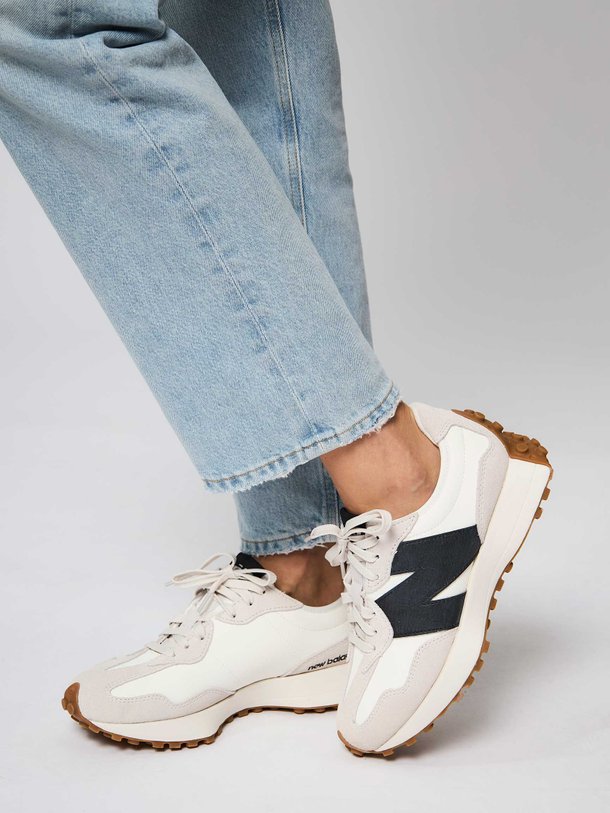 Ontdek de WS327 suède sneakers van New Balance in de kleur zwart bij Orangebag. Op werkdagen voor 21:45 besteld, morgen in huis.