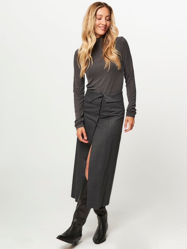 Ontdek de Viscosemix krijtstreep rok van Les Coyotes de Paris in de kleur donkergrijs bij Orangebag. Op werkdagen voor 21:45 besteld, morgen in huis.