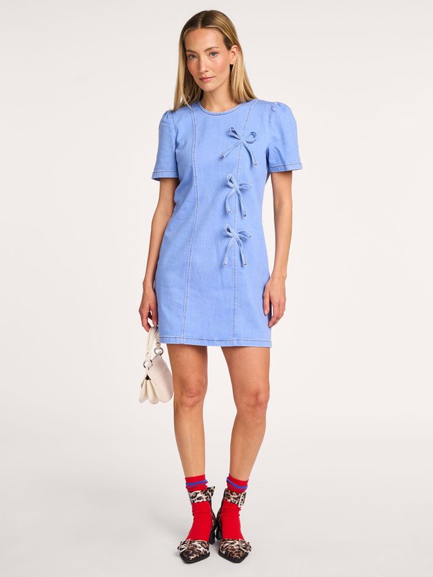 Ontdek de Amali denim jurk van Baum und Pferdgarten in de kleur blauw bij Orangebag. Op werkdagen voor 21:45 besteld, morgen in huis.