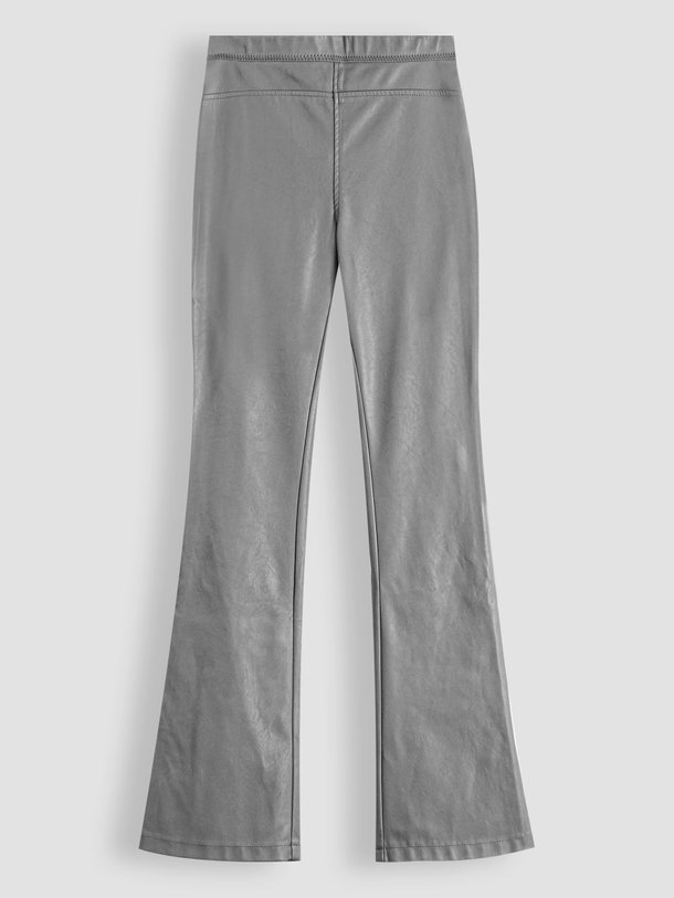 Ontdek de Afke leatherlook metallic flared fit broek van Knit-ted in de kleur grijs bij Orangebag. Op werkdagen voor 21:45 besteld, morgen in huis.