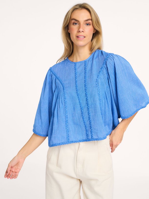 Ontdek de Davin organic cotton top van By-Bar in de kleur Blauw bij Orangebag. Op werkdagen voor 21:45 besteld, morgen in huis.