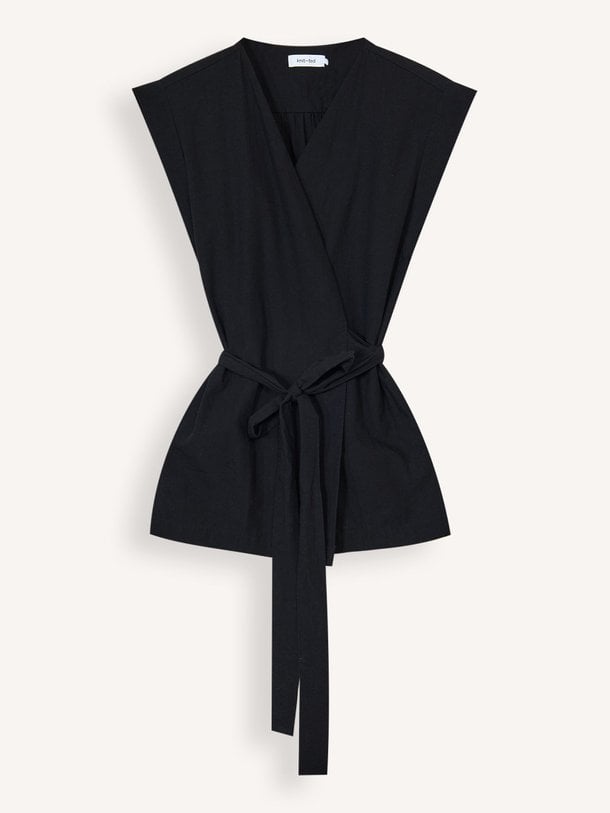 Ontdek de Iris geweven wrap blouse van Knit-ted in de kleur Zwart bij Orangebag. Op werkdagen voor 21:45 besteld, morgen in huis.