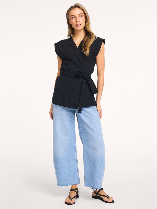 Ontdek de Iris geweven wrap blouse van Knit-ted in de kleur Zwart bij Orangebag. Op werkdagen voor 21:45 besteld, morgen in huis.