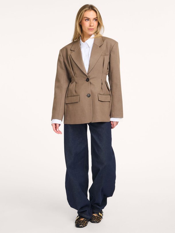 Ontdek de Paula viscosemix getailleerde blazer van Gestuz in de kleur Taupe bij Orangebag. Op werkdagen voor 21:45 besteld, morgen in huis.