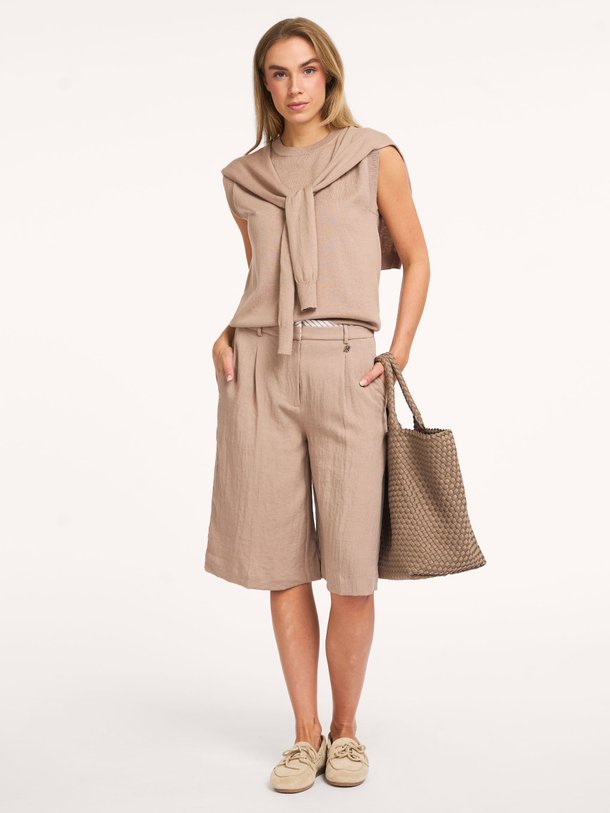 Ontdek de Emra viscosemix bermuda short van Dante 6 in de kleur Beige bij Orangebag. Op werkdagen voor 21:45 besteld, morgen in huis.