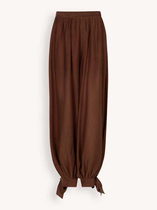 Ontdek de Bowen geweven broek van Dante 6 in de kleur Donkerbruin bij Orangebag. Op werkdagen voor 21:45 besteld, morgen in huis.