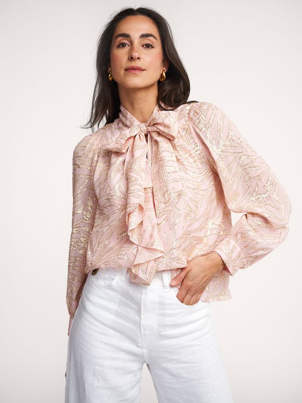 Ontdek de Minnie viscosemix lurex top met dessin van ba-sh in de kleur lichtroze bij Orangebag. Op werkdagen voor 21:45 besteld, morgen in huis.