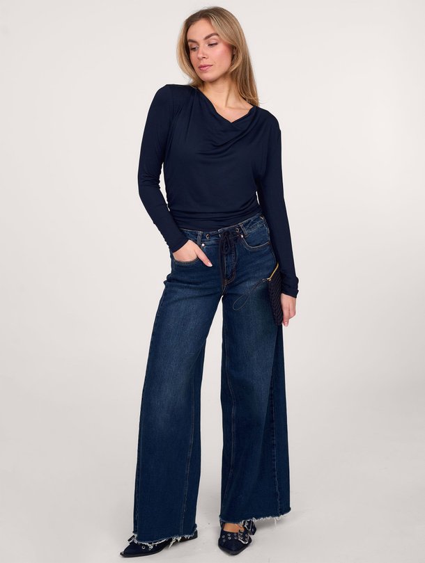 Ontdek de Vista modalmix top van My Essential Wardrobe in de kleur donkerblauw bij Orangebag. Op werkdagen voor 21:45 besteld, morgen in huis.