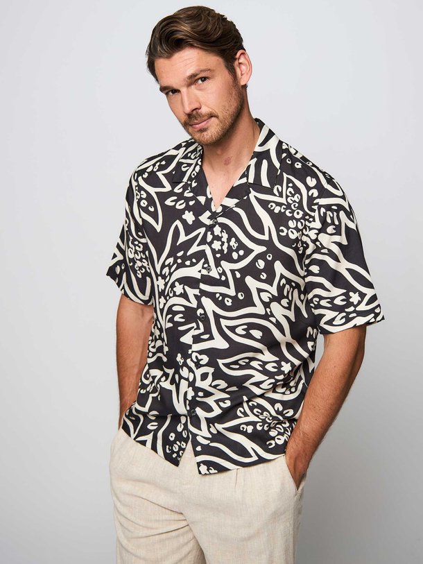 Ontdek de Saoscar lyocell overhemd met print van Samsoe Samsoe in de kleur zwart bij Orangebag. Op werkdagen voor 21:45 besteld, morgen in huis.