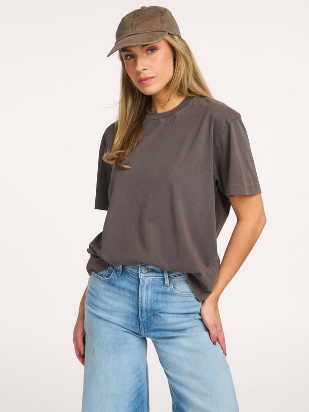 Ontdek de Organic cotton oversized T-shirt van Colorful Standard in de kleur Donkerbruin bij Orangebag. Op werkdagen voor 21:45 besteld, morgen in huis.