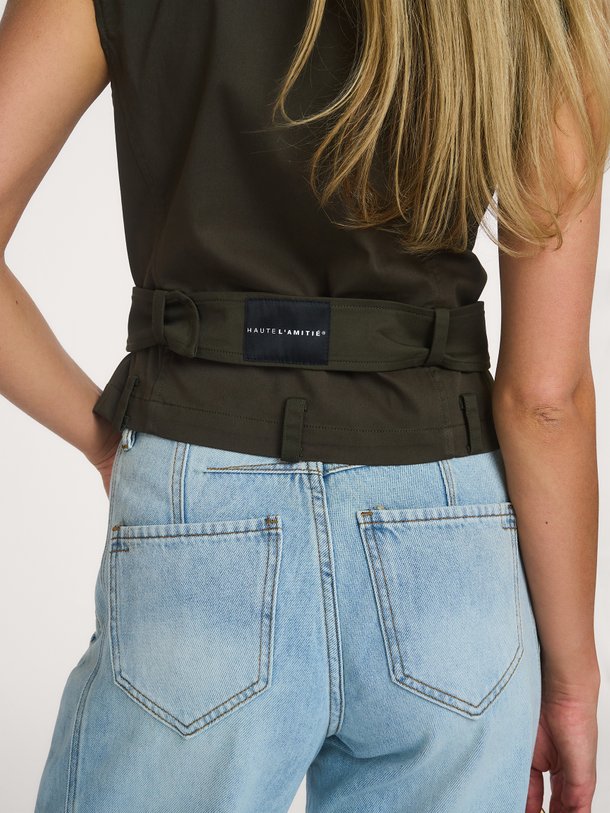 Haute L'Amitié Enya katoenmix gilet - Donkergroen Ontdek de Enya katoenmix gilet van Haute L'Amitié in de kleur Donkergroen bij Orangebag. Op werkdagen voor 21:45 besteld, morgen in huis.