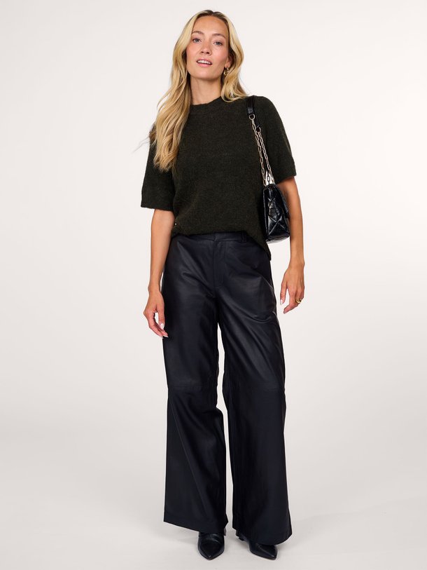 Ontdek de Gitta lederen wide leg broek van My Essential Wardrobe in de kleur zwart bij Orangebag. Op werkdagen voor 21:45 besteld, morgen in huis.