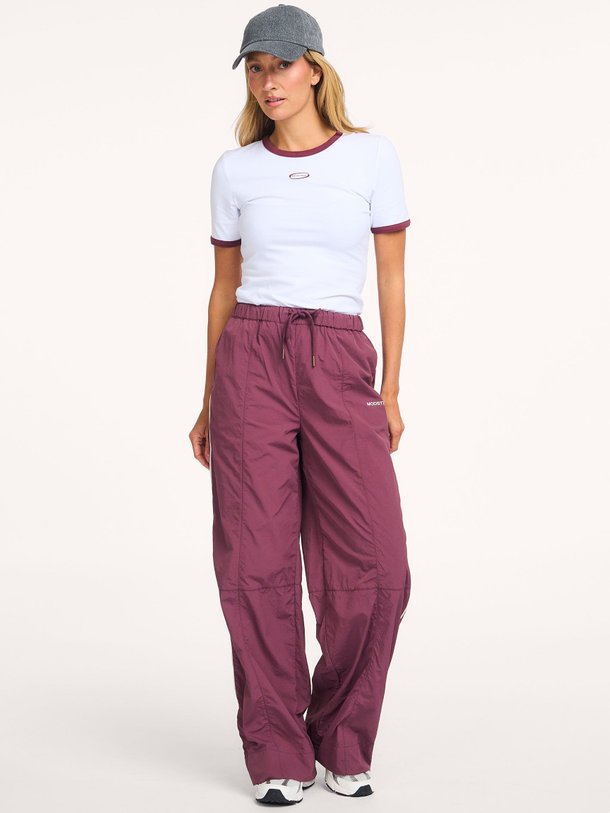 Ontdek de Volmer geweven broek van Modstrom in de kleur Paars bij Orangebag. Op werkdagen voor 21:45 besteld, morgen in huis.