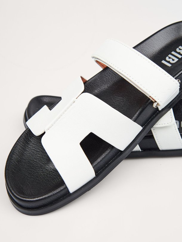 Ontdek de Mindy lederen sandalen van Bibi Lou in de kleur Wit bij Orangebag. Op werkdagen voor 21:45 besteld, morgen in huis.