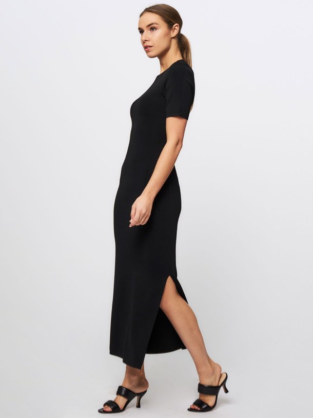Ontdek de Brielle viscosemix logo jurk van Gestuz in de kleur zwart bij Orangebag. Op werkdagen voor 21:45 besteld, morgen in huis.