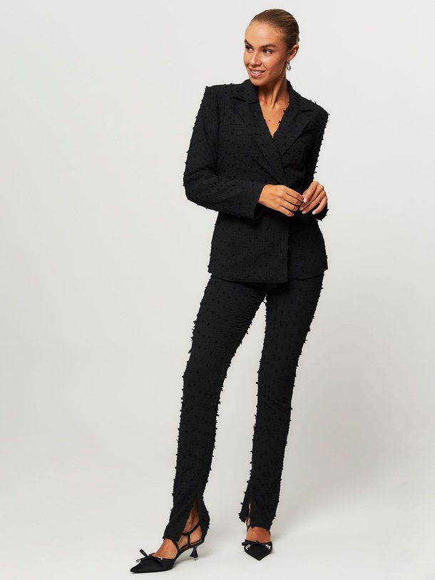 Ontdek de Elayna geweven broek met structuur van Hofmann Copenhagen in de kleur zwart bij Orangebag. Op werkdagen voor 21:45 besteld, morgen in huis.
