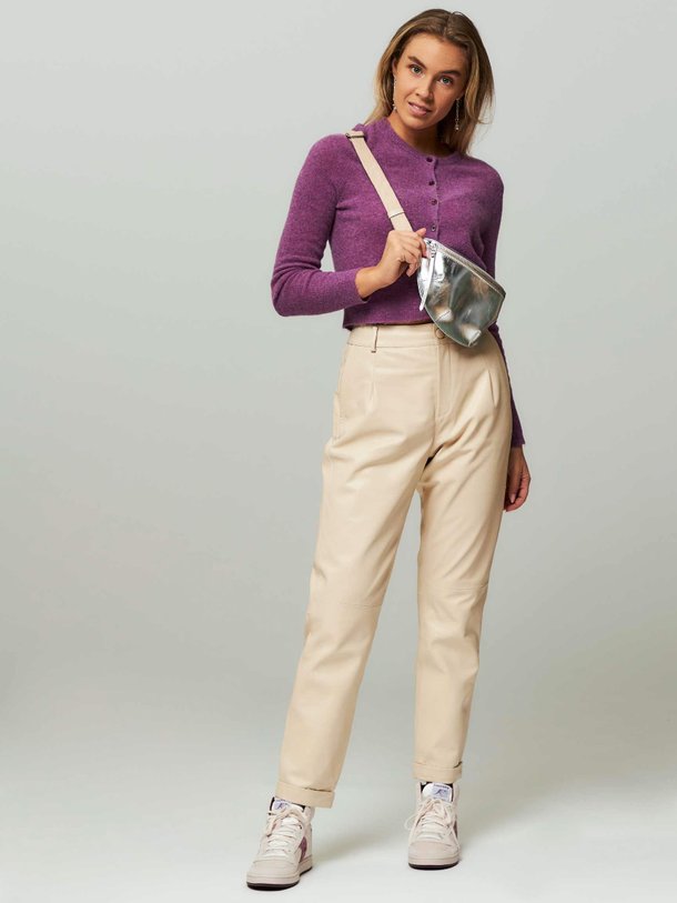 Ontdek de Uptown lederen high waist relaxed fit broek van Dante 6 in de kleur crème bij Orangebag. Op werkdagen voor 21:45 besteld, morgen in huis.