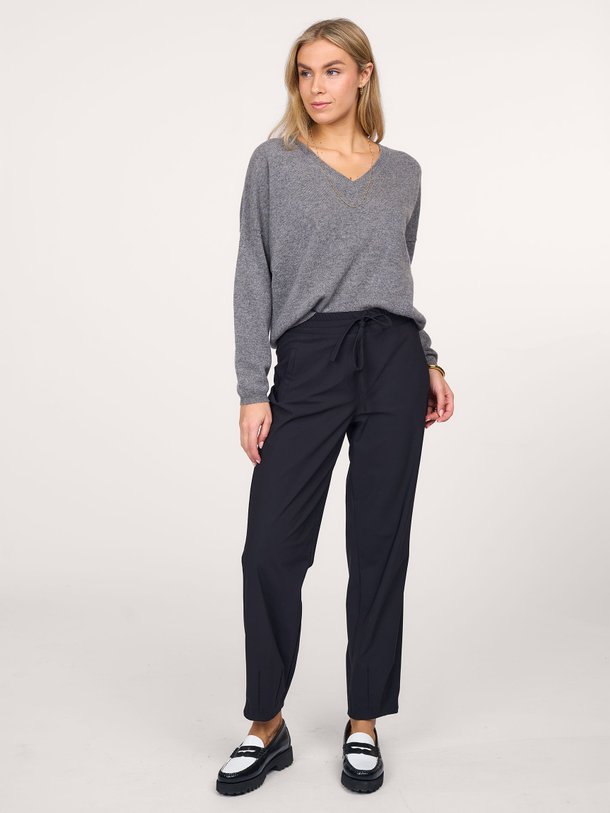 Ontdek de Elsa heavy travel jersey pantalon van Studio Anneloes in de kleur zwart bij Orangebag. Op werkdagen voor 21:45 besteld, morgen in huis.