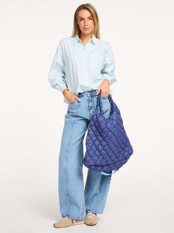 Ontdek de Giorgia katoenen blouse van Bellerose in de kleur Lichtblauw bij Orangebag. Op werkdagen voor 21:45 besteld, morgen in huis.