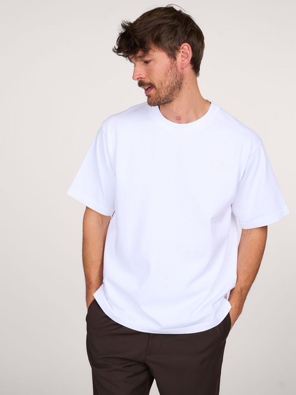 Ontdek de Katoenen logo T-shirt van OLAF in de kleur wit bij Orangebag. Op werkdagen voor 21:45 besteld, morgen in huis.