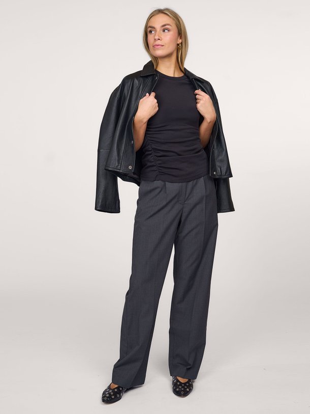 Ontdek de Satove wolmix broek van Samsoe Samsoe in de kleur antraciet bij Orangebag. Op werkdagen voor 21:45 besteld, morgen in huis.