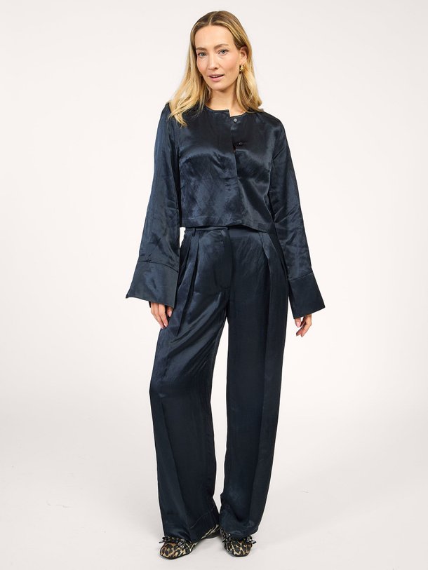 Ontdek de Enzo viscosemix glanzende pantalon van DAY Birger et Mikkelsen in de kleur zwart bij Orangebag. Op werkdagen voor 21:45 besteld, morgen in huis.