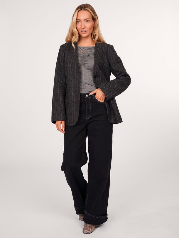 Ontdek de Kristol wolmix blazer met krijtstreep van Modstrom in de kleur grijs bij Orangebag. Op werkdagen voor 21:45 besteld, morgen in huis.