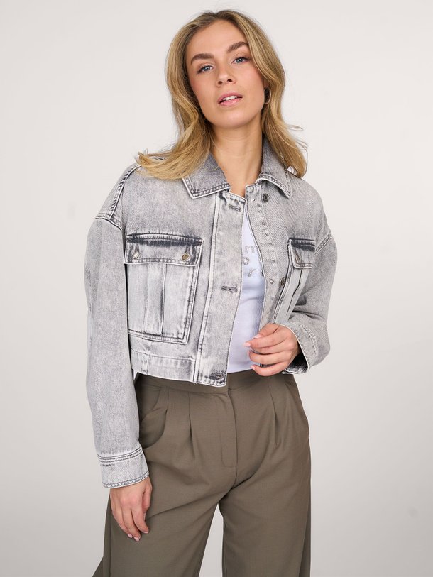 Ontdek de Alessio denim cropped jasje van Iro in de kleur lichtgrijs bij Orangebag. Op werkdagen voor 21:45 besteld, morgen in huis.
