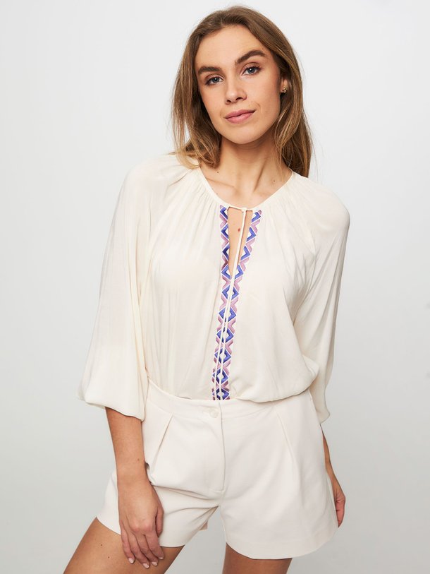 Ontdek de Astia viscose top met borduursel van Dante 6 in de kleur ecru bij Orangebag. Op werkdagen voor 21:45 besteld, morgen in huis.