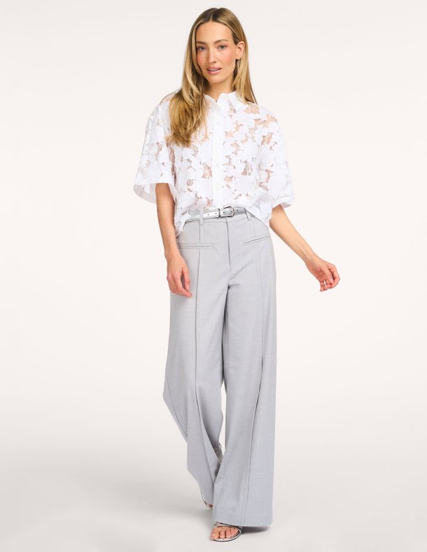 Ontdek de Ena katoenmix opengewerkte blouse van Karen By Simonsen in de kleur Wit bij Orangebag. Op werkdagen voor 21:45 besteld, morgen in huis.