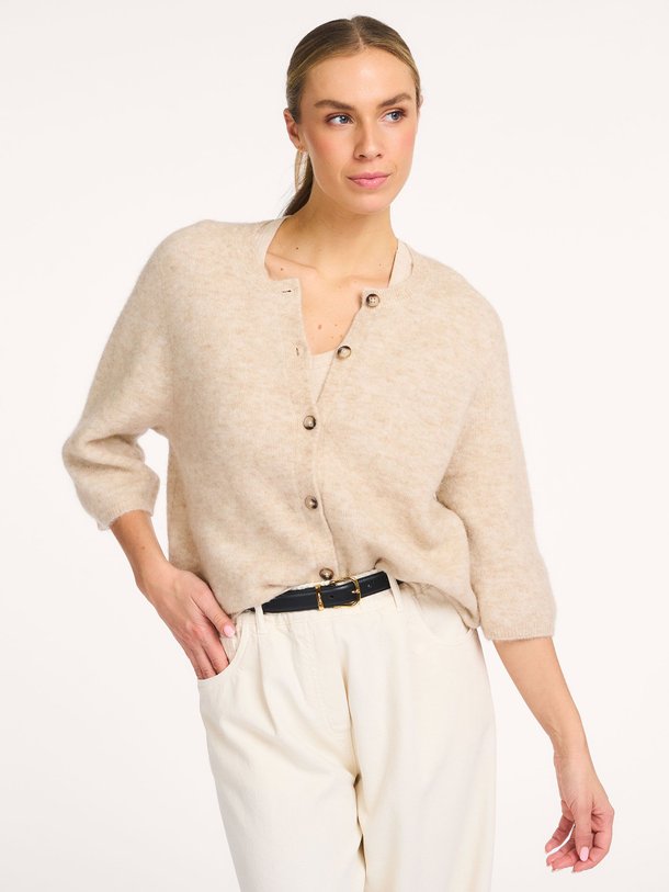 Ontdek de Meg merino wolmix gemêleerd vest van Knit-ted in de kleur Zand bij Orangebag. Op werkdagen voor 21:45 besteld, morgen in huis.