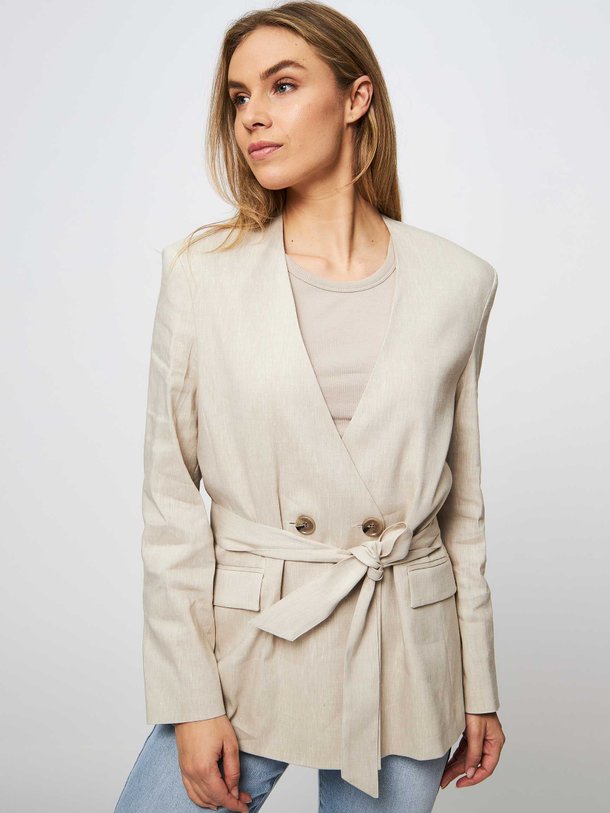 Ontdek de Sera linnenmix blazer van Dante 6 in de kleur zand bij Orangebag. Op werkdagen voor 21:45 besteld, morgen in huis.